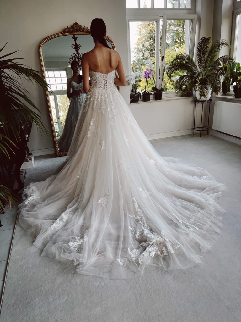 brautkleider, brautkleider online, brautkleider günstig, brautkleider outlet, brautkleider 2023