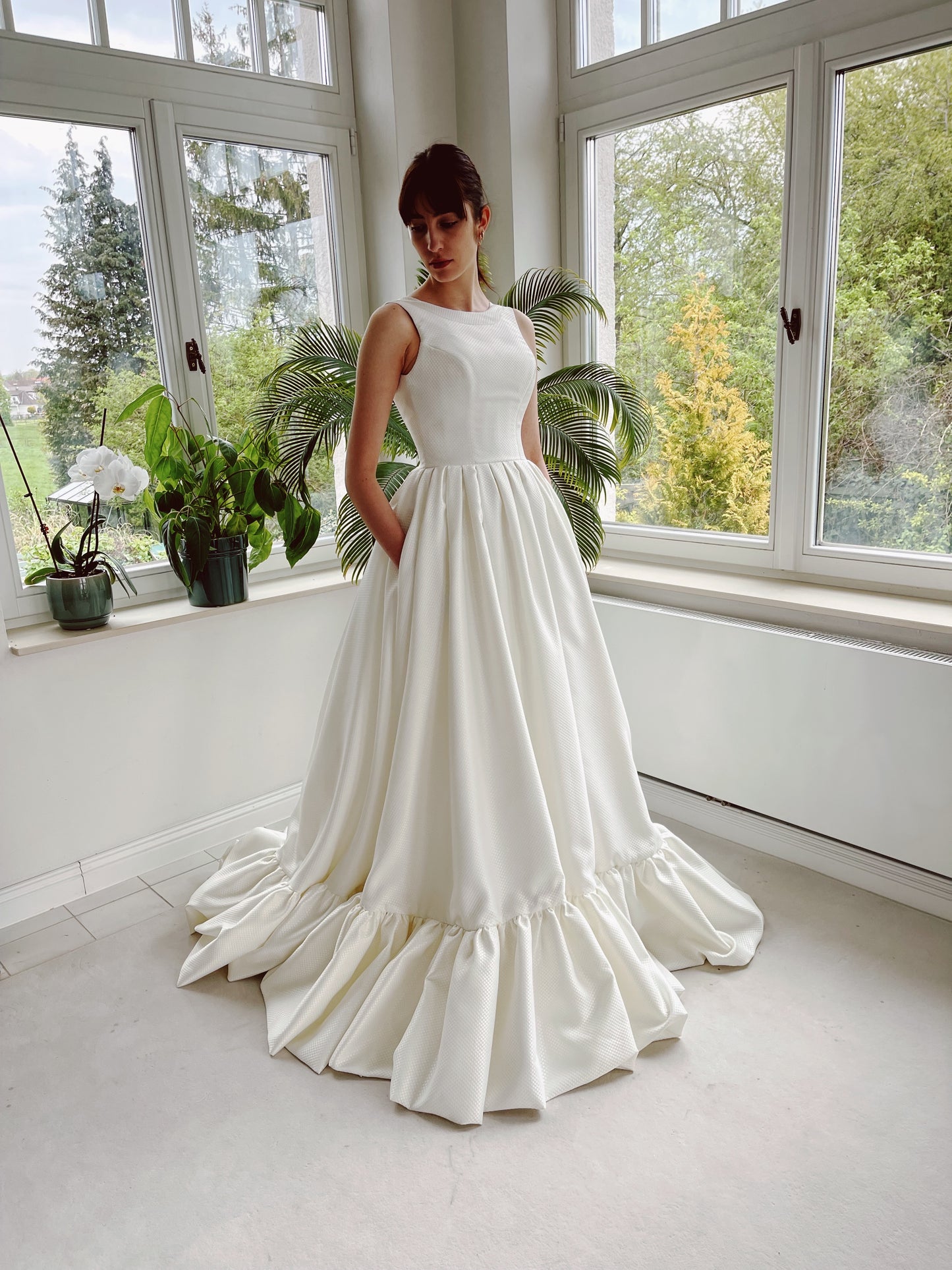 Prinzessin, A-Linie, Satin, Saumvolants, hochgeschlossen, tiefer Rückenausschnitt, brautkleider, brautkleider online, brautkleider günstig, brautkleider outlet, brautkleider 2023