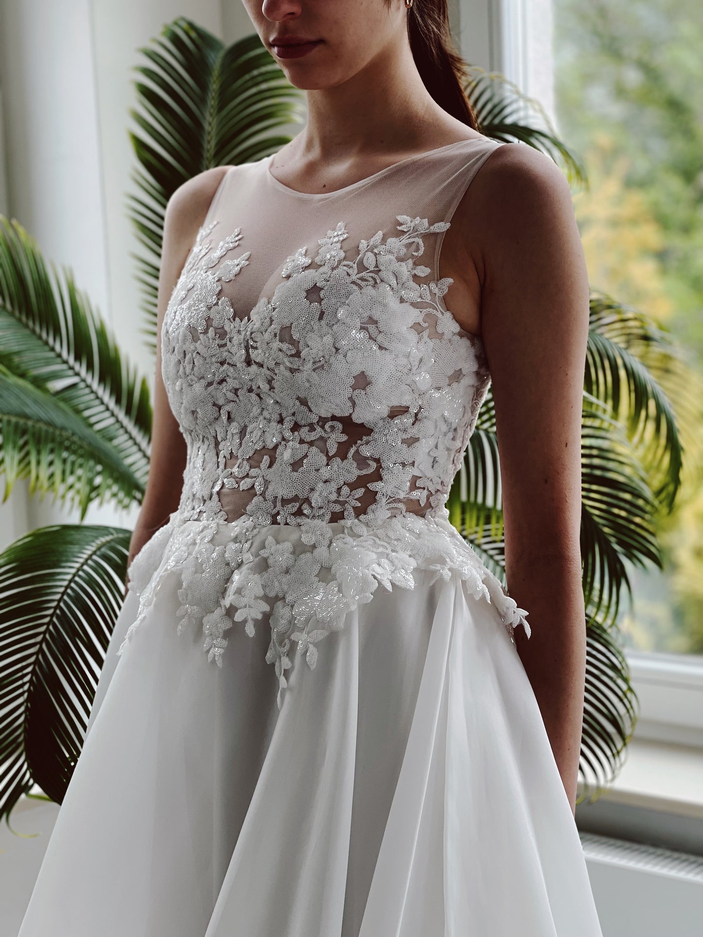 hochgeschlossen, Organza, A-Line, Pailletten, geschlossener Rücken, Perlen Knöpfe, brautkleider, brautkleider online, brautkleider günstig, brautkleider outlet, brautkleider 2023