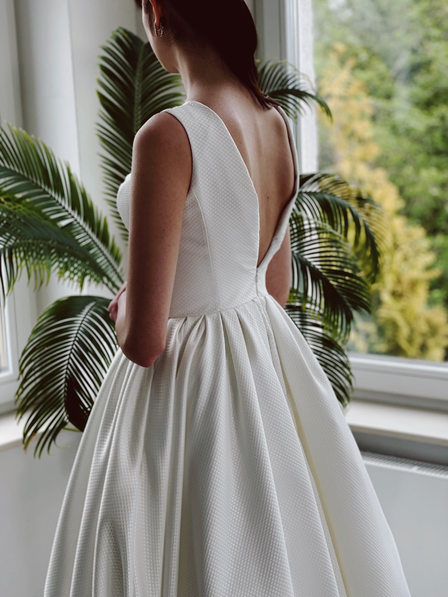 Prinzessin, A-Linie, Satin, Saumvolants, hochgeschlossen, tiefer Rückenausschnitt, brautkleider, brautkleider online, brautkleider günstig, brautkleider outlet, brautkleider 2023