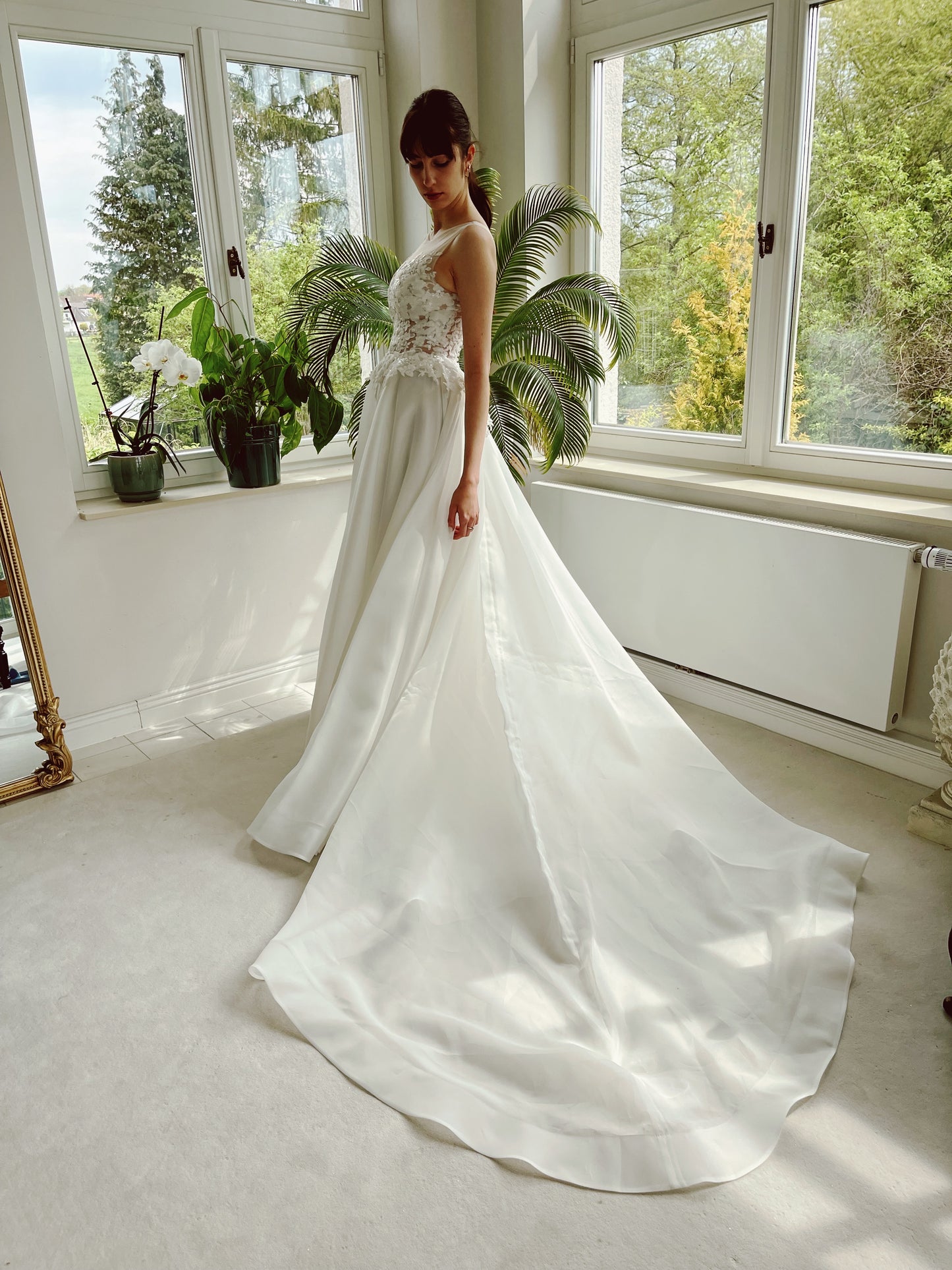 hochgeschlossen, Organza, A-Line, Pailletten, geschlossener Rücken, Perlen Knöpfe, brautkleider, brautkleider online, brautkleider günstig, brautkleider outlet, brautkleider 2023