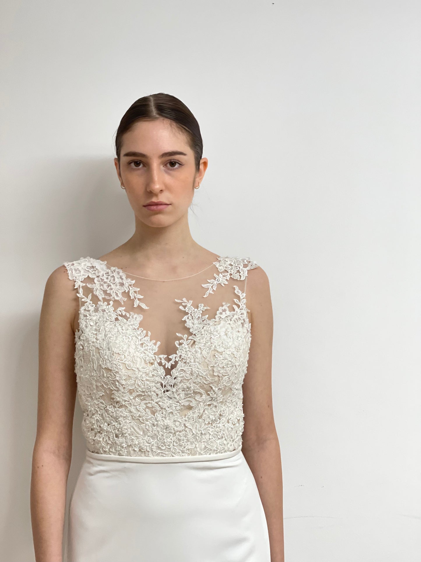 fit and Flare, schimmernde Spitze, tiefer Rückenausschnitt, Crêpe Stoff, brautkleider, brautkleider online, brautkleider günstig, brautkleider outlet, brautkleider 2023