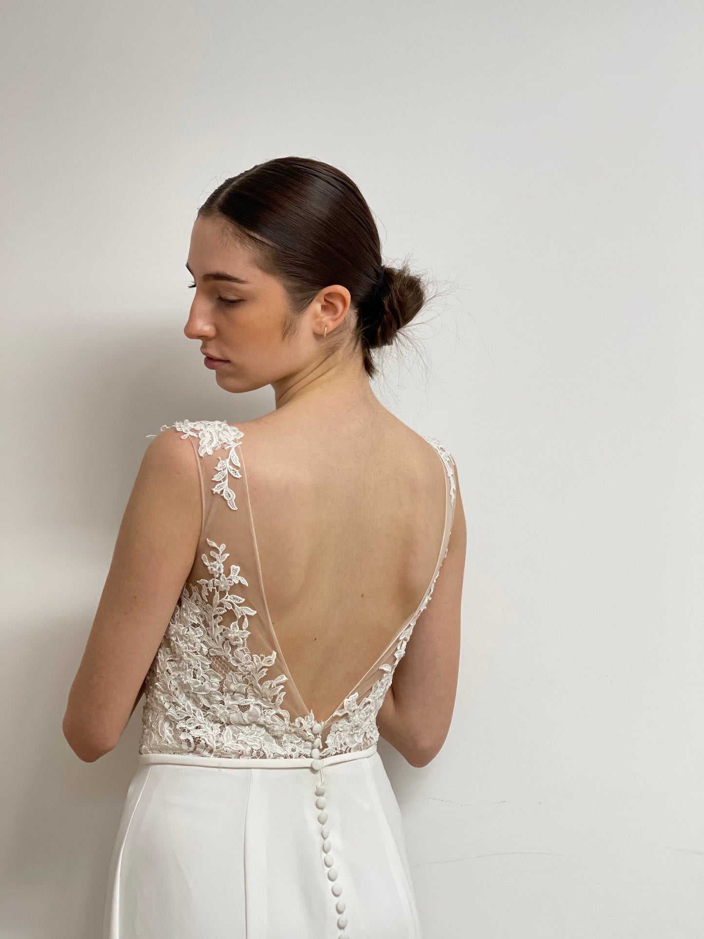 fit and Flare, schimmernde Spitze, tiefer Rückenausschnitt, Crêpe Stoff, brautkleider, brautkleider online, brautkleider günstig, brautkleider outlet, brautkleider 2023