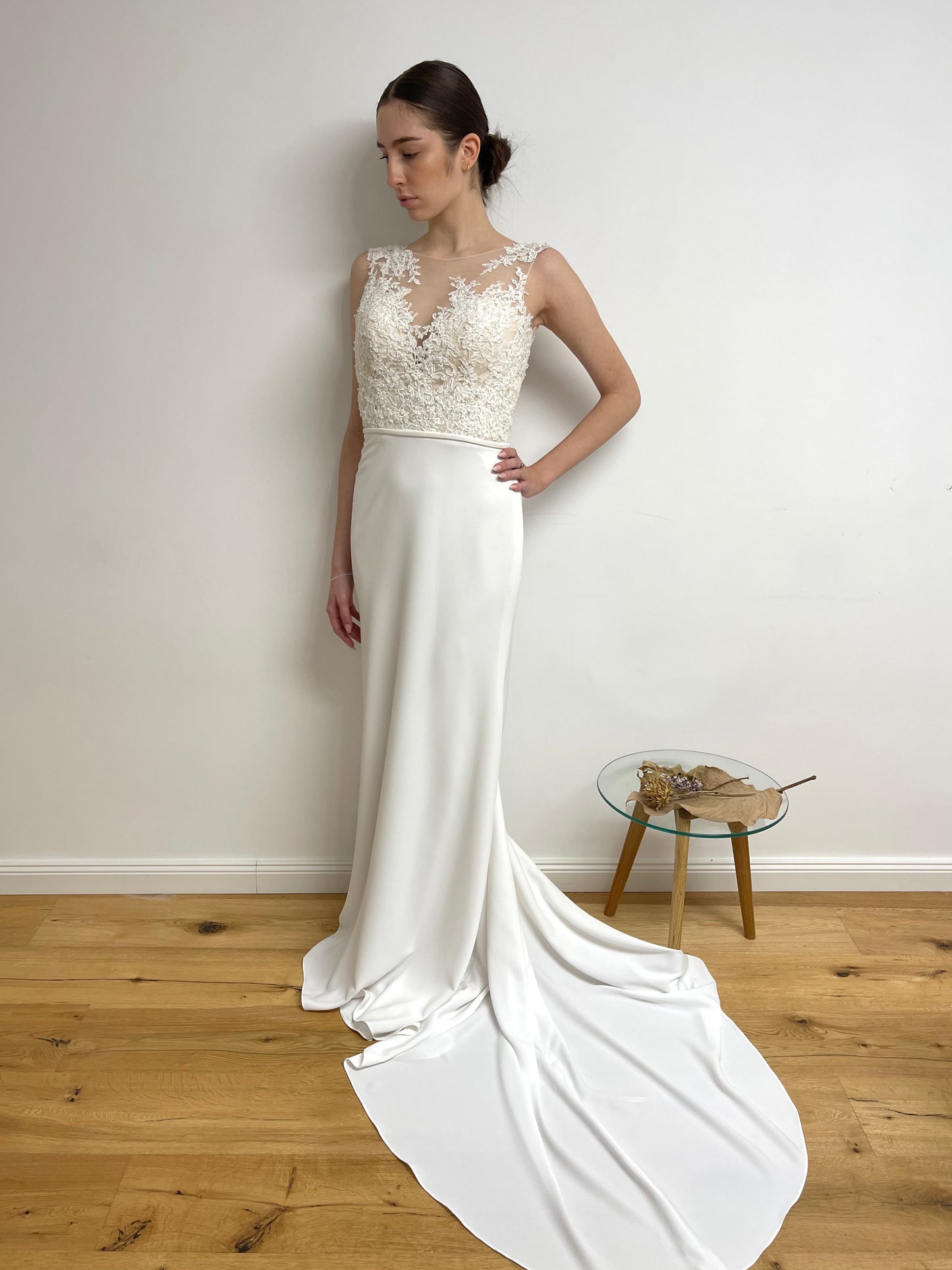 fit and Flare, schimmernde Spitze, tiefer Rückenausschnitt, Crêpe Stoff, brautkleider, brautkleider online, brautkleider günstig, brautkleider outlet, brautkleider 2023