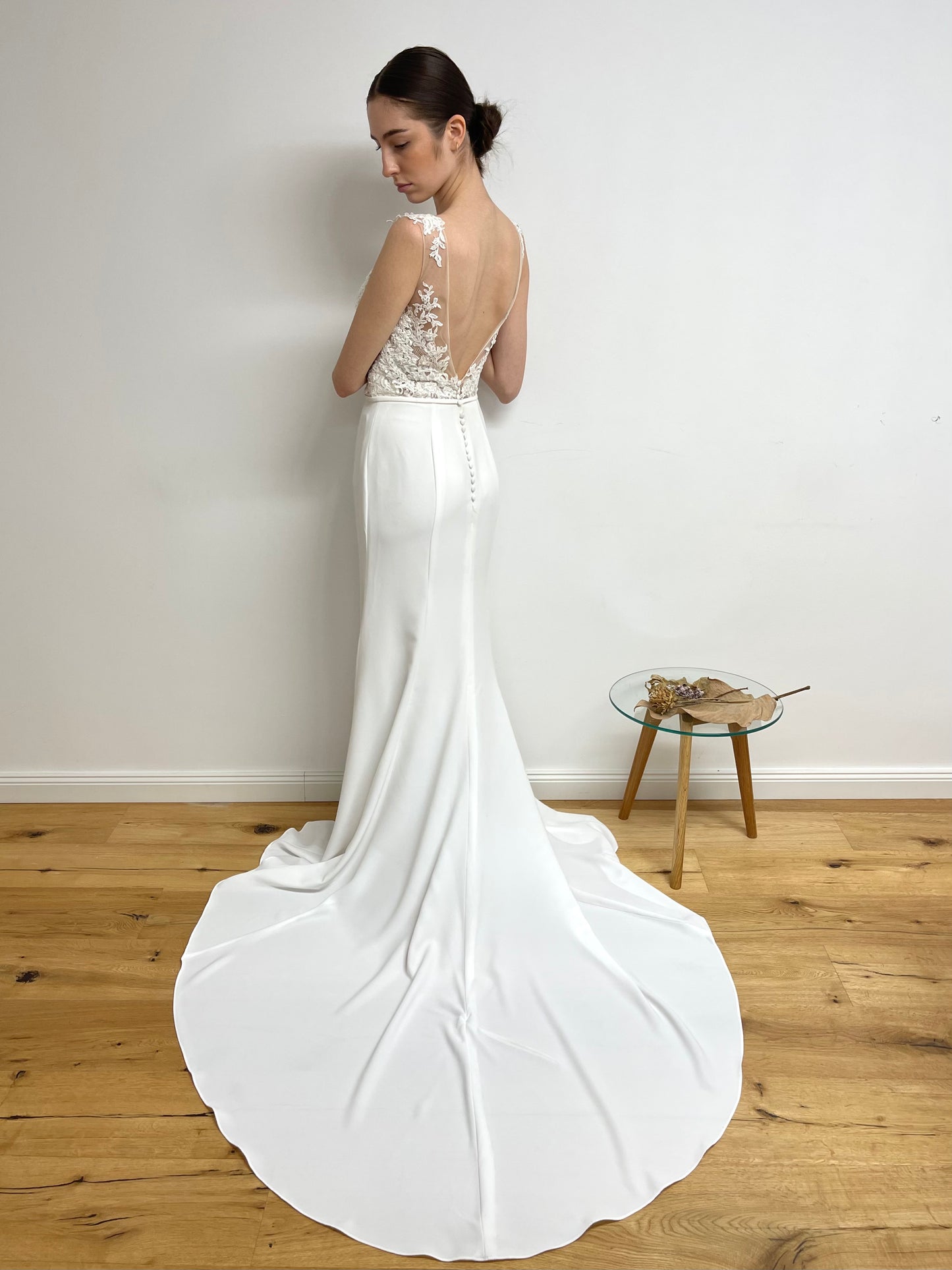 fit and Flare, schimmernde Spitze, tiefer Rückenausschnitt, Crêpe Stoff, brautkleider, brautkleider online, brautkleider günstig, brautkleider outlet, brautkleider 2023