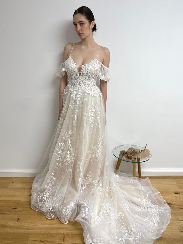 Prinzessin, Schleier, Volant, Blush, Spitze, Pailletten, brautkleider, brautkleider online, brautkleider günstig, brautkleider outlet, brautkleider 2023