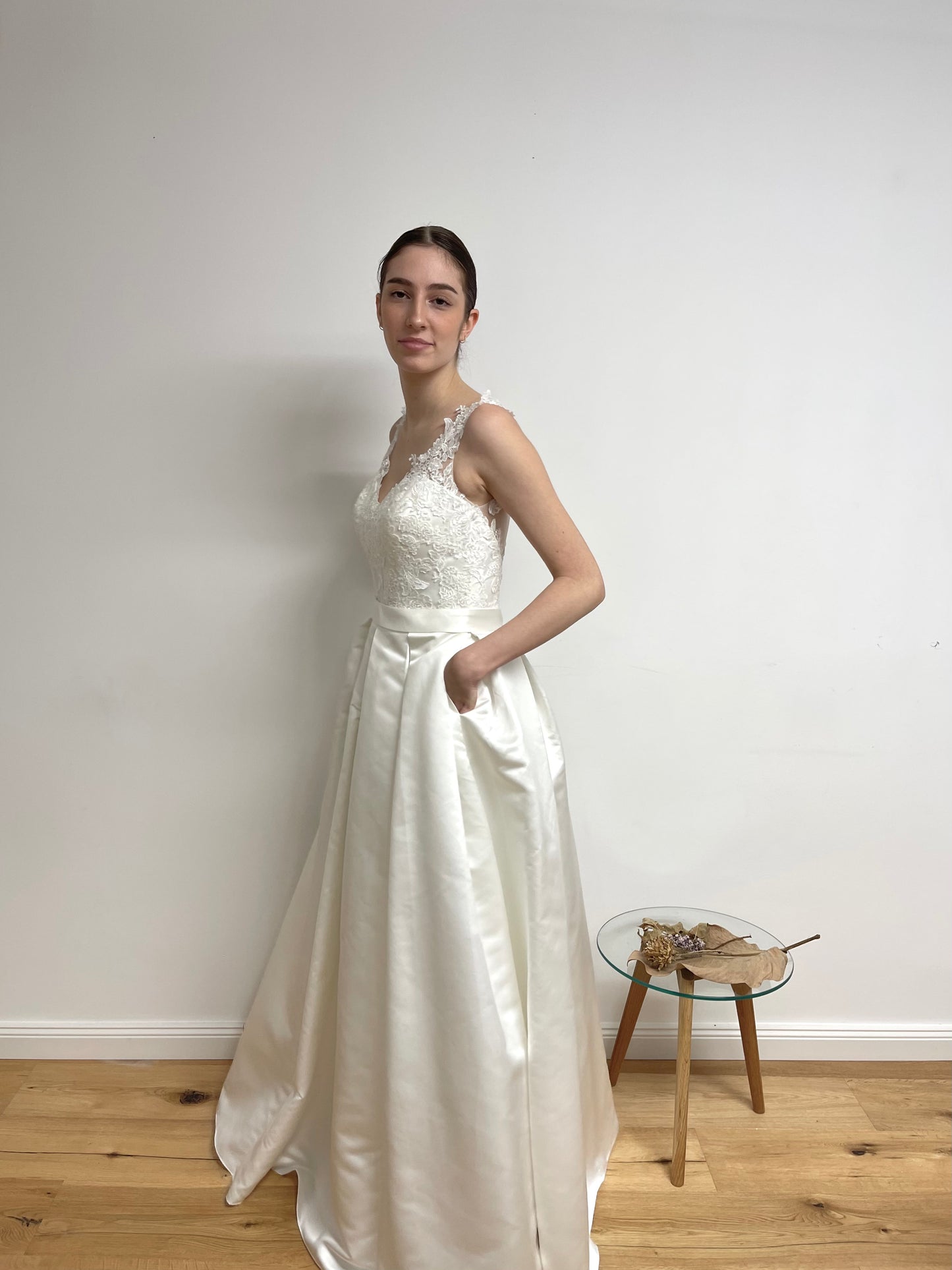 Kellerfalte, Zarte Spitze, Taschen, brautkleider, brautkleider online, brautkleider günstig, brautkleider outlet, brautkleider 2023